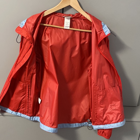 North Face women windbreaker . Red and Pink Never been worn. Size Small - Picture 4 of 7